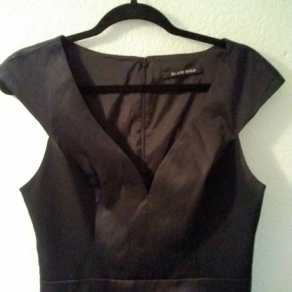 Black Halo v neck sleeveless dress - Picture 3 of 6
